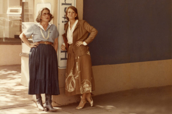 Elaine Horwitch and Julie Sasse in front of Horwitch’s Santa Fe gallery, 1984. Photograph courtesy Julie Sasse.
