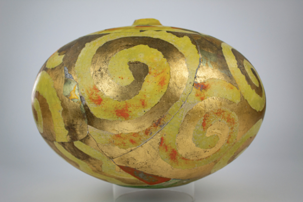 Rick Dillingham, Globe, 1987. Raku and kiln-fired reassembled earthenware, glaze, metallic leaf, 11 x 16 ½ inches. Courtesy of Ray and Judy Dewey. Photograph by Orlando Dugi.
