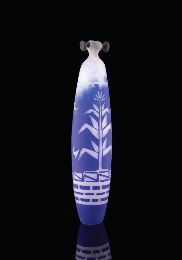Ramson Lomatewama (Hopi), Blue Corn Maiden, 2017. Blown glass with two-color overlay, hand-cut design, sandblasted. 16 1/5 × 3 ½ × 3 ½ in. Photograph by Kitty Leaken. Courtesy the Museum of Indian Arts and Culture.