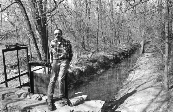 Peter Eichstaedt, Robert Moya at Acequia Madre, the irrigation ditch that dates to 1706, Santa Fe, New Mexico, 1988. Courtesy of the Palace of the Governors Photo Archives (NMHM/DCA), HP.2014.14.70.